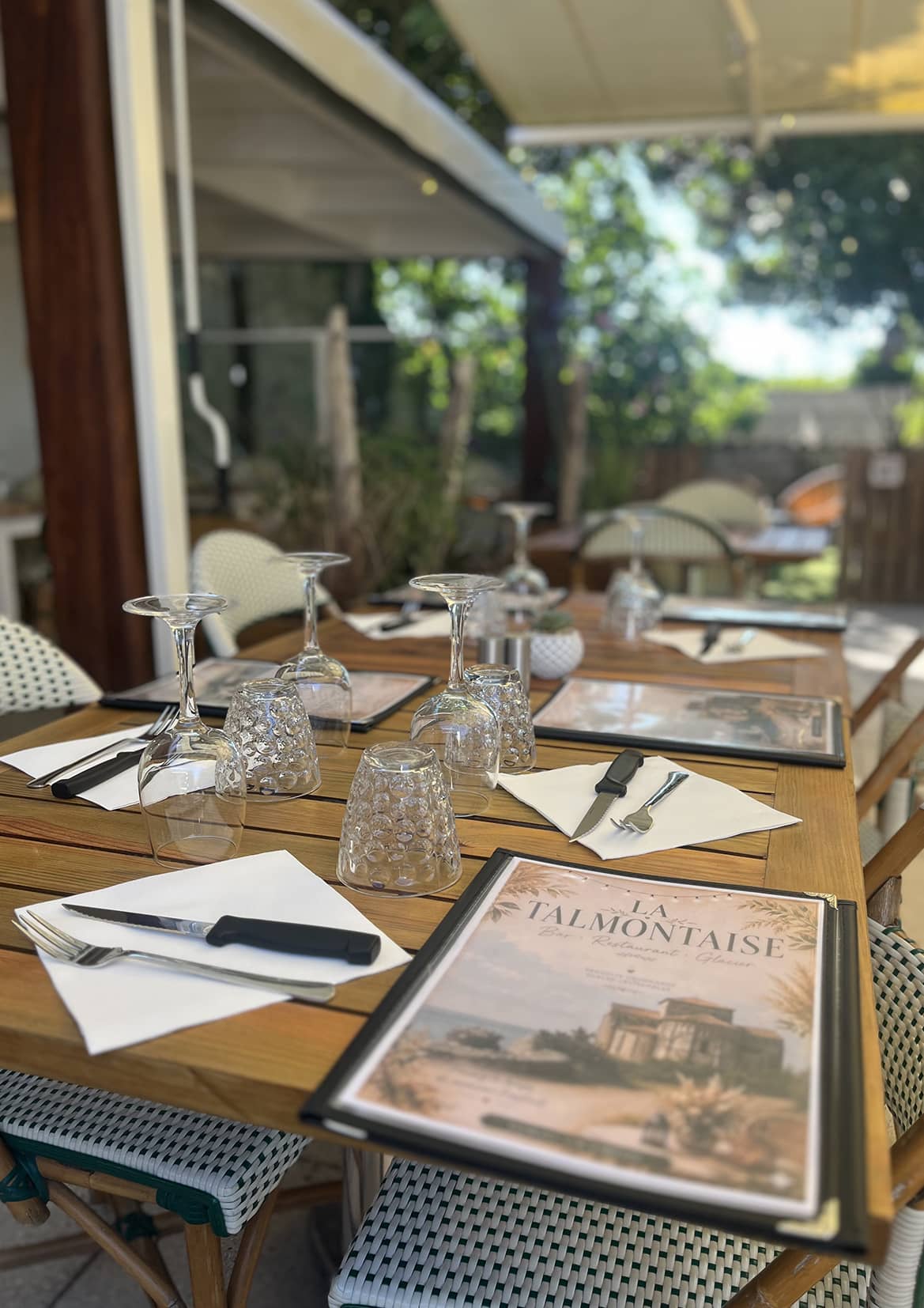 Terrasse ombragée du restaurant La Talmontaise à Talmont-sur-Gironde