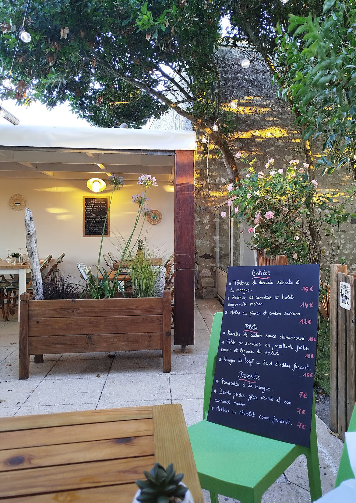 Terrasse ombragée du restaurant La Talmontaise à Talmont-sur-Gironde