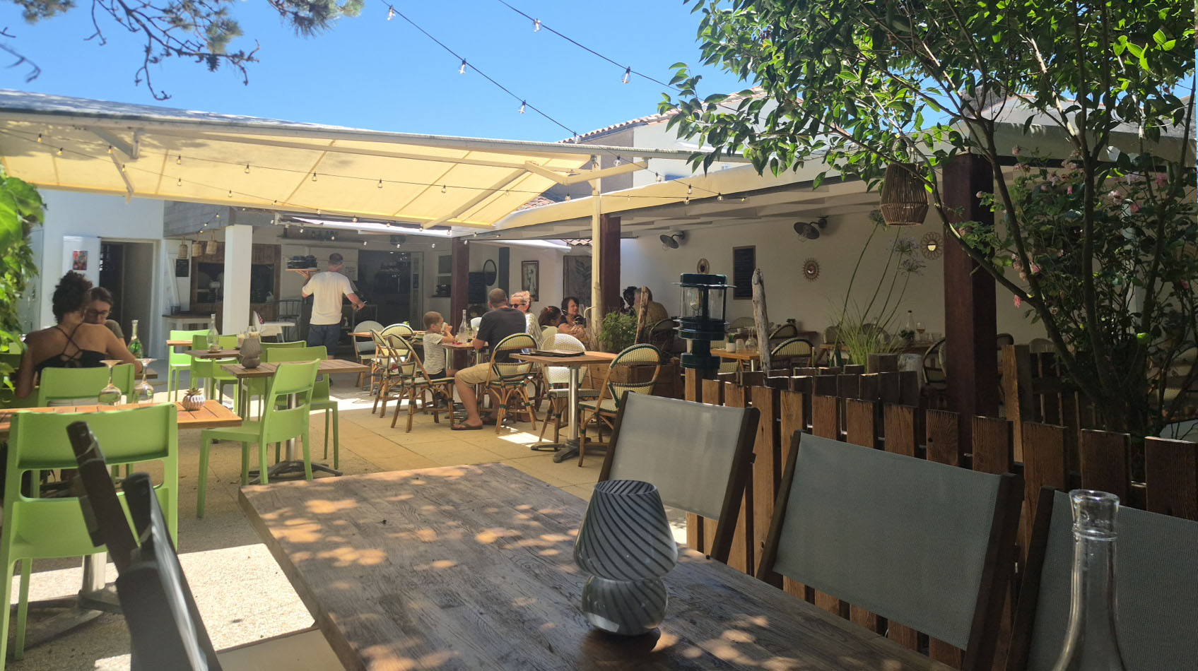 Terrasse ombragée du restaurant La Talmontaise à Talmont-sur-Gironde