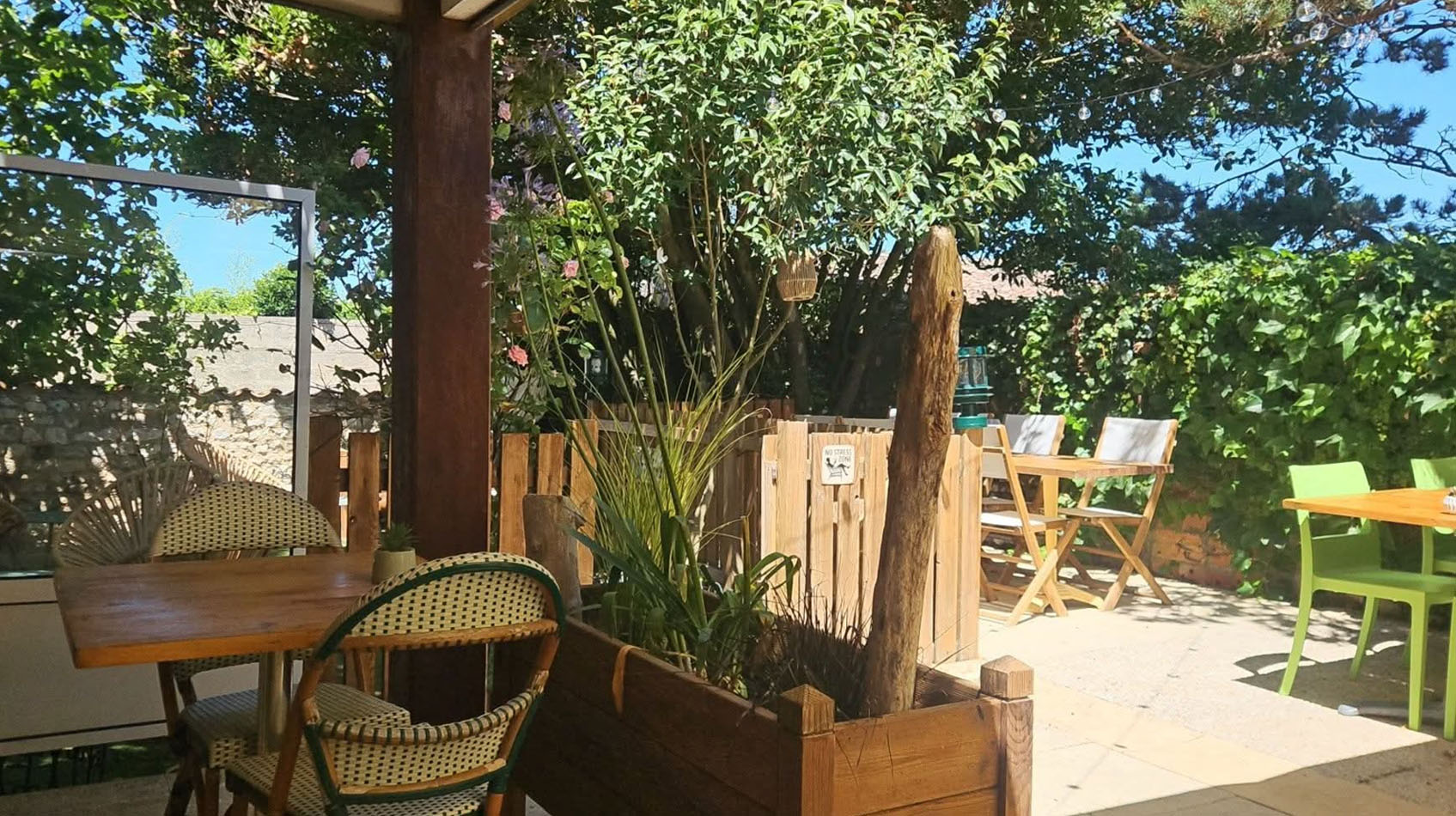 Terrasse ombragée du restaurant La Talmontaise à Talmont-sur-Gironde